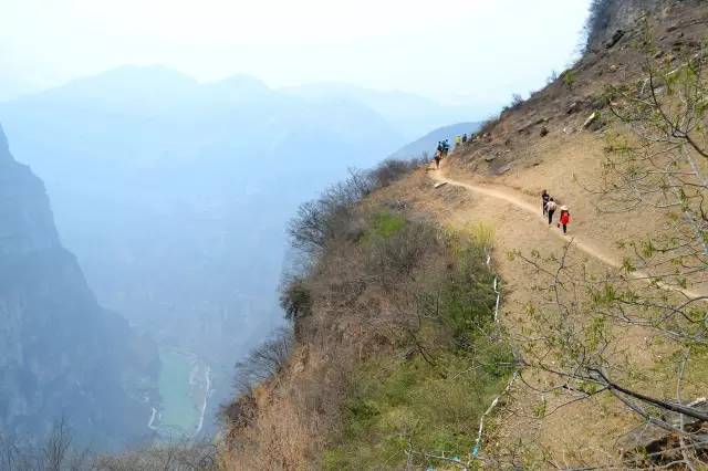 山岩村交通新篇章，迈向现代化交通的里程碑